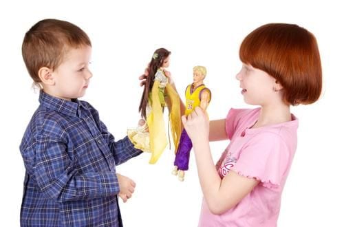 criancas brincando de boneca