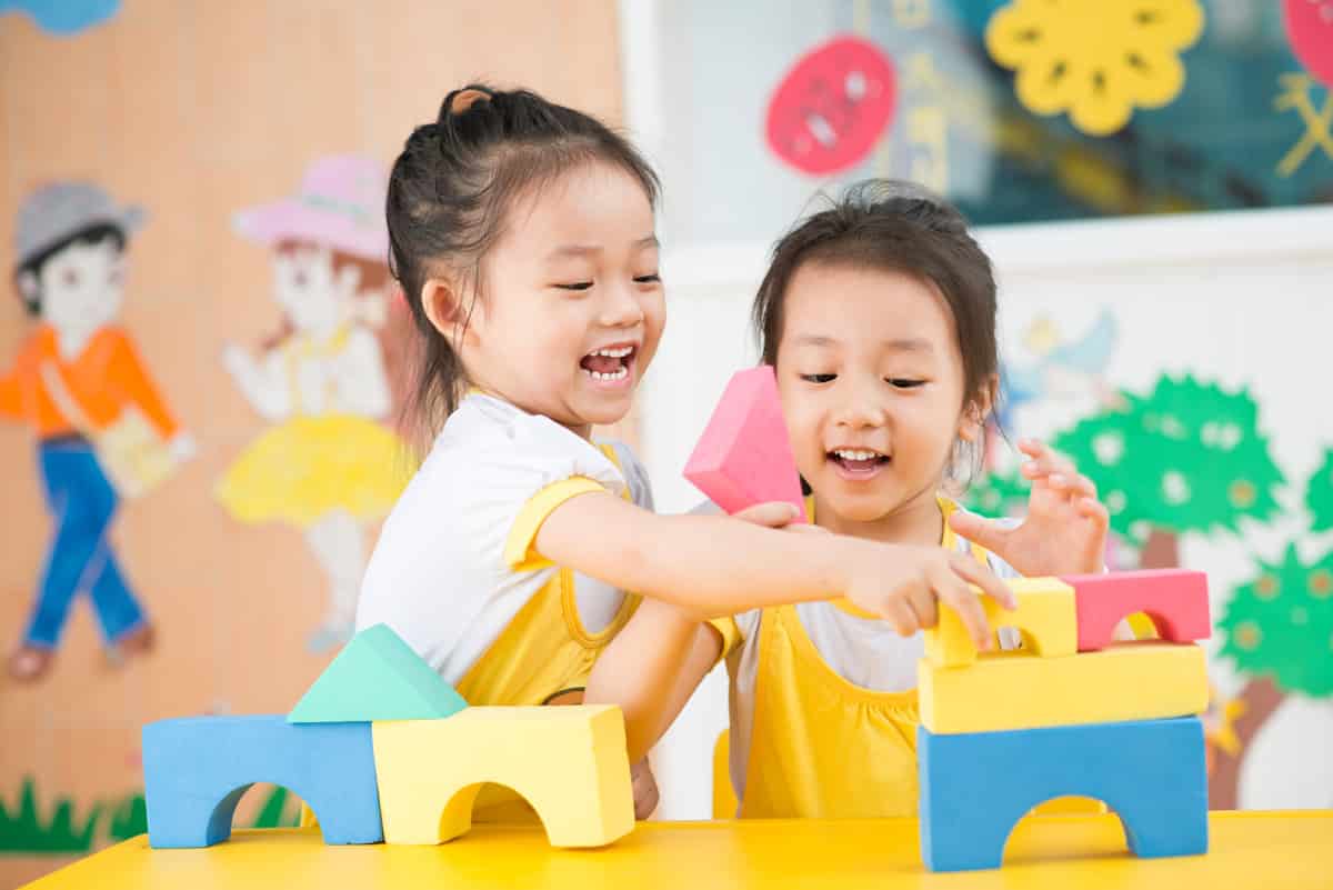 crianças meninas brincando