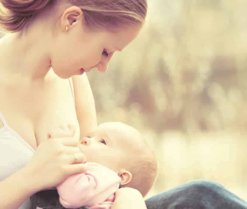 mãe amamentando