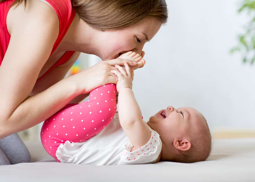 mãe brincando com bebê