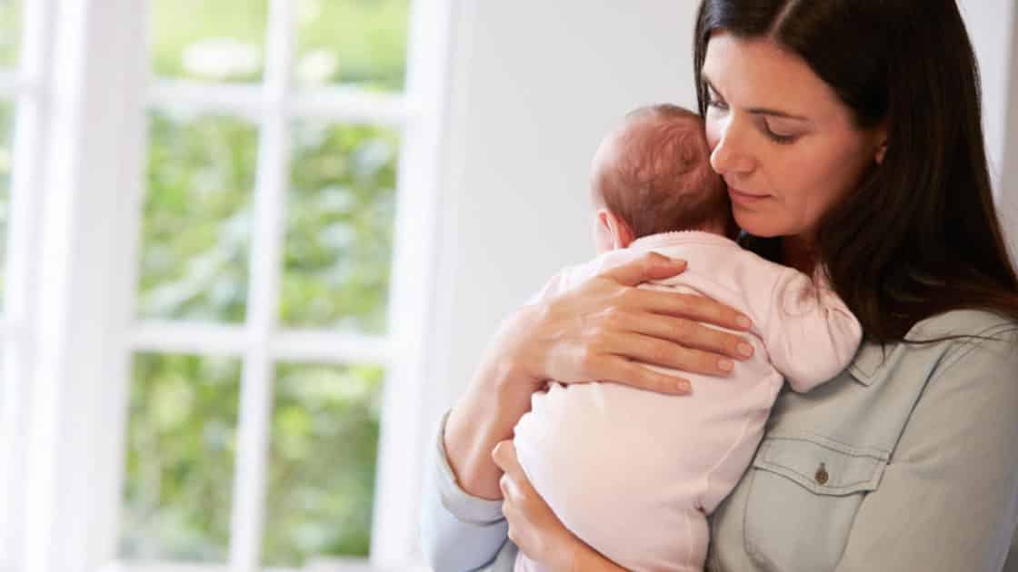 mãe com bebê no colo e1500773604839