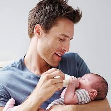 pai dando mama para o bebe
